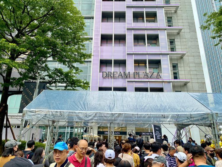 不畏風雨！DREAM PLAZA今開幕　近200人排隊滿到北市府 