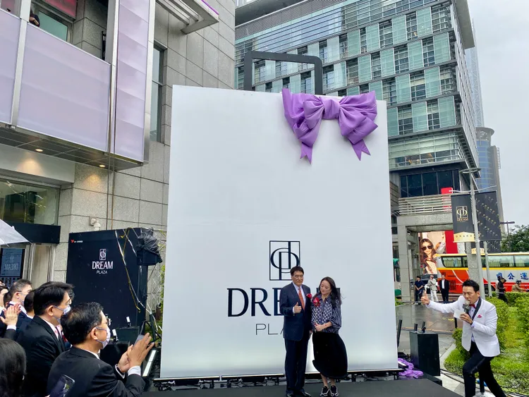 羅智先與高秀玲兩位董座，也在開幕時刻冒雨走出迎客，並在巨型購物袋裝置下啟動開幕儀式。莊偉祺攝