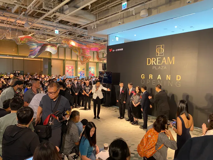 上午因台北持續下雨，DREAM PLAZA原本要在戶外大門的剪綵儀式，改到室內6樓全台最大星巴克舉辦。莊偉祺攝