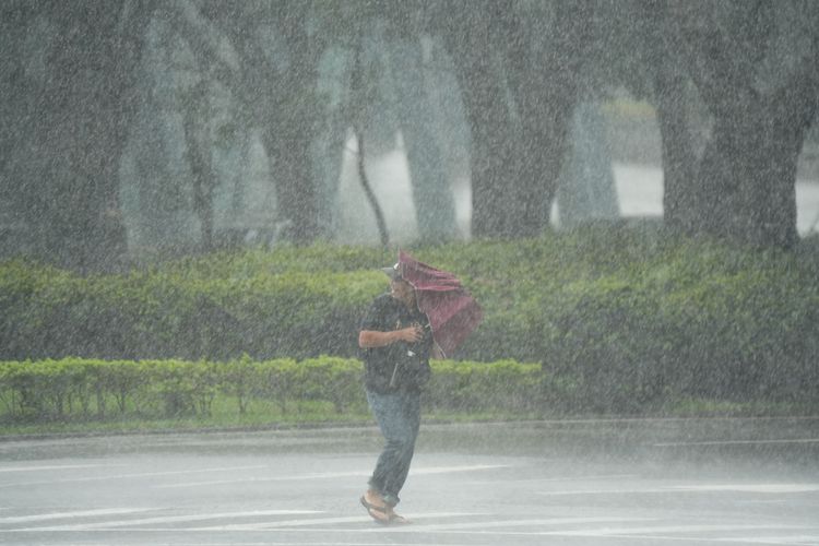 高雄升級「超大豪雨」！雨彈強襲10縣市　紫爆一片