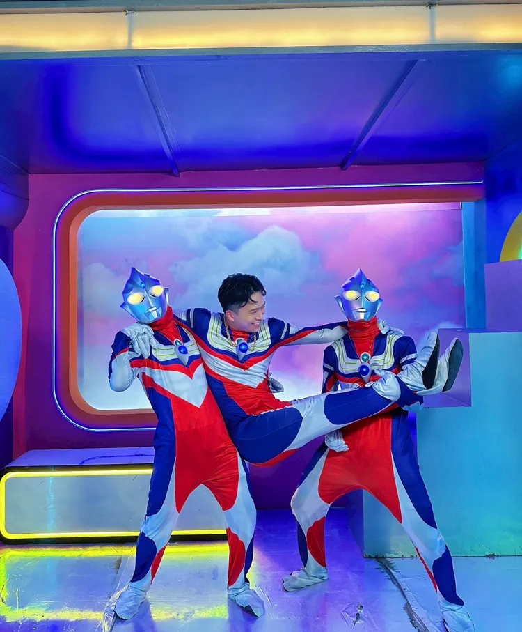 珠寶商歌手周靄宏在MV中穿上緊身衣變身「奧特曼」。本人提供