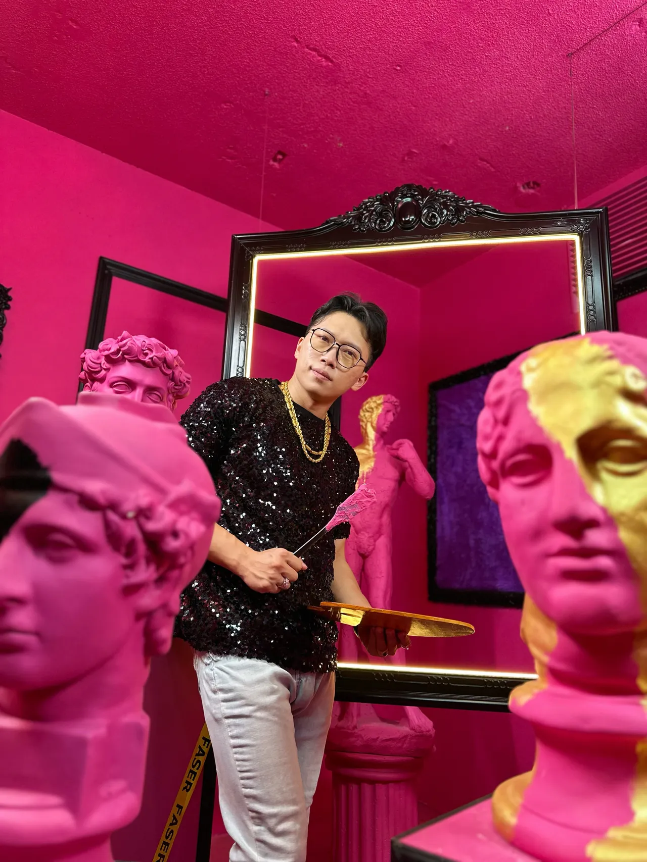 周靄宏向來關注社會時事,推出話題新曲《純金戰士24K》。本人提供