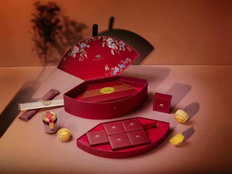 每年皆引發搶購熱潮的經典手工奶黃月餅，由米其林一星「雅閣」中餐廳主廚阮明燊與其廚藝團隊秉承著傳統繁複做法，手工費時兩天製成。台北文華東方酒店提供