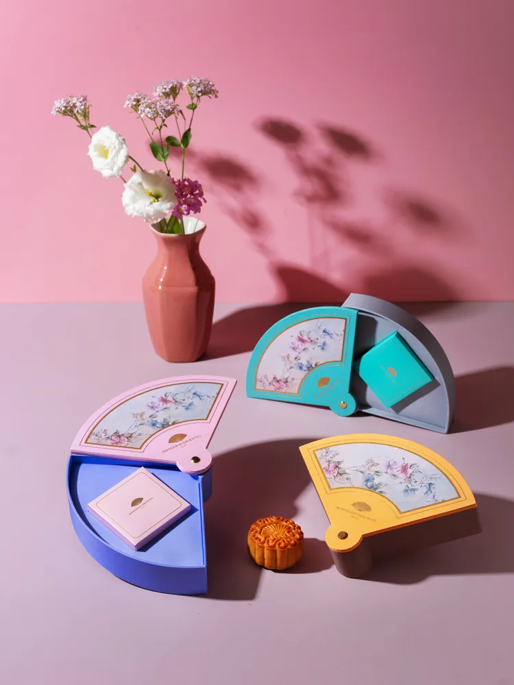 單顆入玲瓏扇廣式月餅禮盒，外型延續台北文華東方經典扇形旋蓋設計，盒面以粉嫩花漾繪秋妝，並有嫩粉色、湖水綠及杏黃三色選擇可做送禮搭配。台北文華東方酒店提供