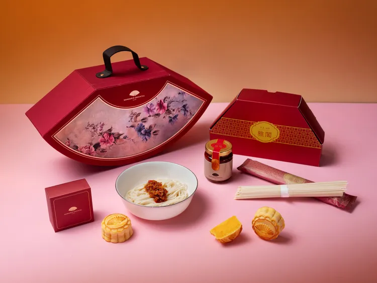 米其林星級限量「雅閣」手工奶黃月餅禮盒，今年更精心推出「雅閣X.O.醬撈麵禮盒」，取自佳節團圓見「麵」之吉祥寓意，亦是港式餐桌上的家常風情。台北文華東方酒店提供