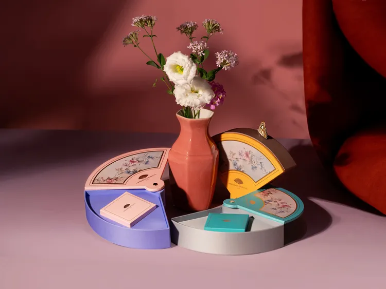 台北文華東方酒店今年亦特別推出帶著酸甜芬芳的「紅心芭樂百香果洛神」單入廣式月餅禮盒，歡慶團圓之時也能品嚐一人獨享的中秋美點。台北文華東方酒店提供