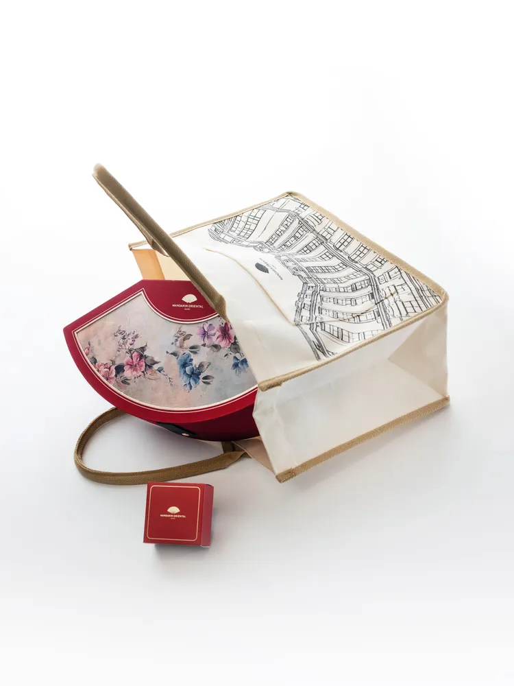 台北文華東方酒店於今年中秋更特別設計限量托特包，結合酒店壯麗的歐式外觀建築線條，延續可重複使用、永續的「生活靈感」風格理念。台北文華東方酒店提供