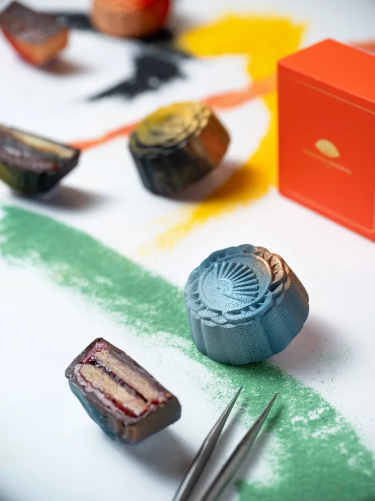 行政西點主廚趙崇曦特別設計三款精品級巧克力月餅：「白味噌醬油焦糖芝麻果仁糖」、「覆盆子巧克力洛神花草莓雪Q餅」、以及「台灣黑糖柿子佐北杏仁果仁糖」。台北文華東方酒店提供