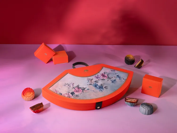 限量精品級創意巧克力月餅禮盒，由行政西點主廚趙崇曦巧手演繹可可魅力，展演節令之味與甜品藝術美學。台北文華東方酒店提供