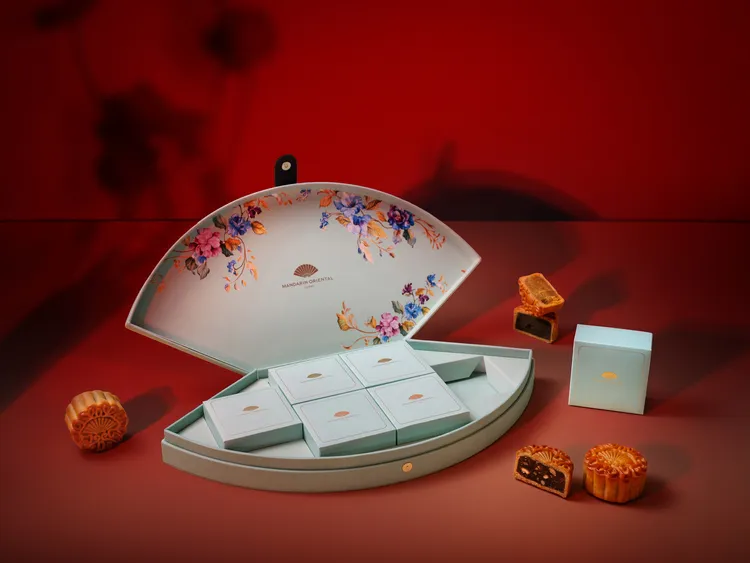 老少咸宜、深受大眾喜愛的廣式月餅禮盒，包含甘醇芬芳的「紅棗核桃」與茶香悠然的「碳焙烏龍」及帶著細柔甜潤的「南瓜栗子」。台北文華東方酒店提供