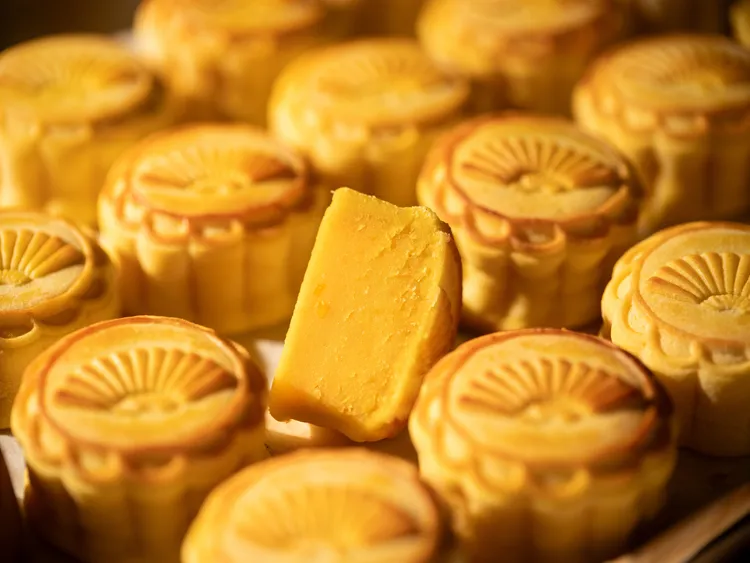 奶黃月餅的製作工序繁複，烘烤時火候及時間的掌控更是決定奶黃月餅成功的關鍵，才能將金黃酥香、內餡綿密、奶黃香氣溫醇的美味月餅完美呈現。台北文華東方酒店提供