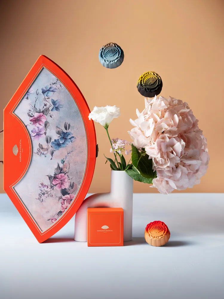 限量精品級創意巧克力月餅禮盒，帶著誘人光澤的巧克力月餅綻放宛若寶石般的絢麗光采，於感官間締造瑰麗儀式感。台北文華東方酒店提供