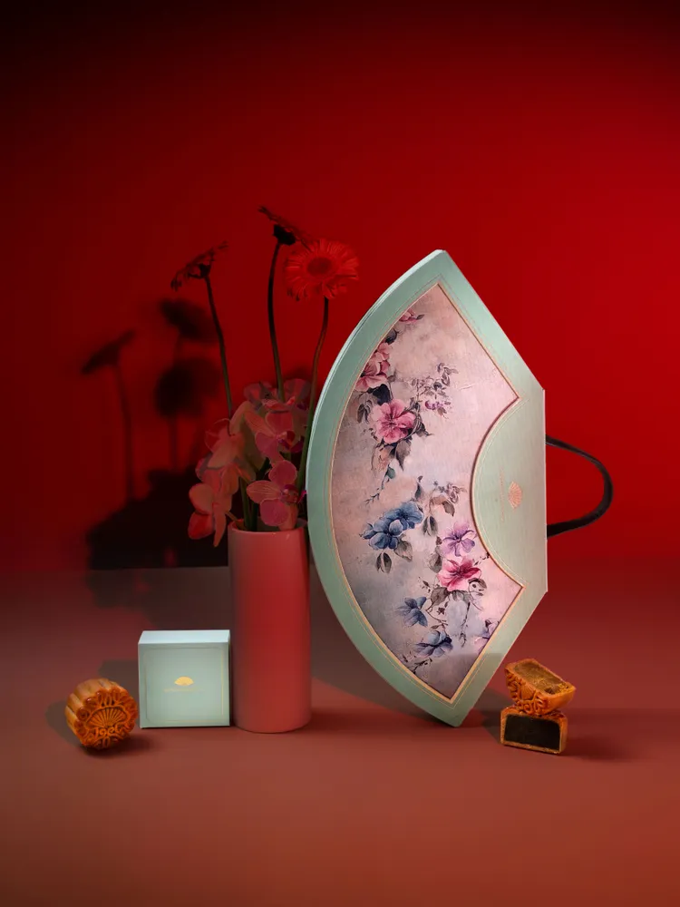 廣式月餅禮盒設計渲染以「青瓷綠」的雅緻釉色，蘊含溫潤如玉、內斂淡雅的東方美學意境。台北文華東方酒店提供