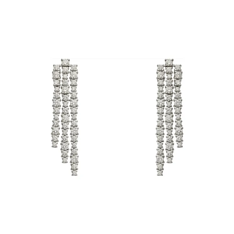 Essential Lines耳環，白K金、鑽石。品牌提供