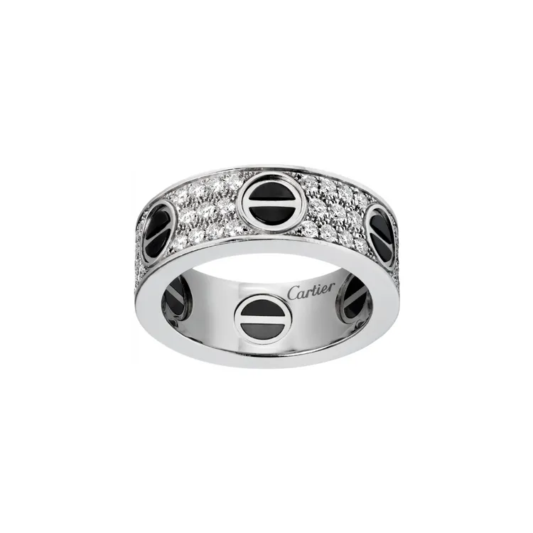 LOVE戒指，白K金、黑色陶瓷、鑽石。品牌提供