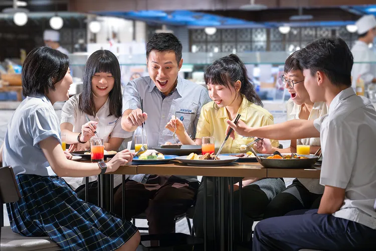 Brilliant鉑麗安全日餐廳不僅祭出暑假7月期間買大送小活動，還有平日午、晚餐雙人同行第二位半價及四人同行一人免費的活動。JR東日本大飯店台北提供