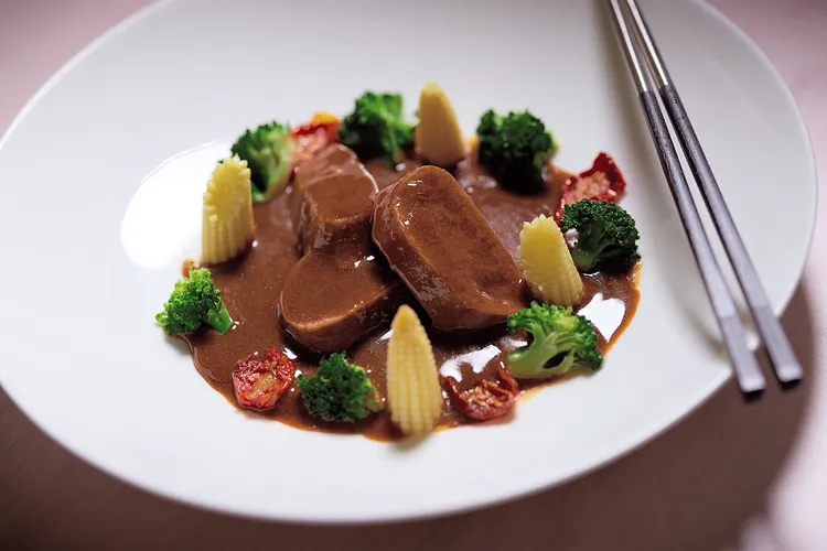 Brilliant鉑麗安全日餐廳的經典菜色「法式燉牛舌」主廚精選上等牛舌，搭配優雅的紅酒，經過精湛的廚藝烹調而成。 肉質鮮嫩多汁，豐富濃郁。JR東日本大飯店台北提供