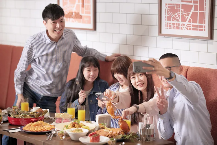 Brilliant鉑麗安全日餐廳即日起至7/16推「初夏團體饗宴優惠」，10人以上團體於平假日用餐可享專屬價格每位1200元起，現省428元。JR東日本大飯店台北提供