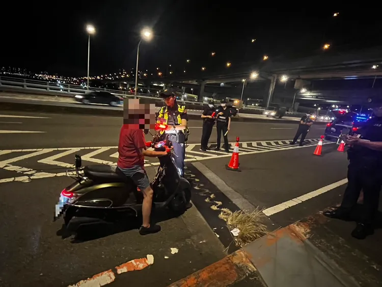 中度颱風丹娜絲襲台，新北市昨晚風力不小，但仍有不少改裝車上路擾民，甚至還有人酒駕被抓到。翻攝畫面