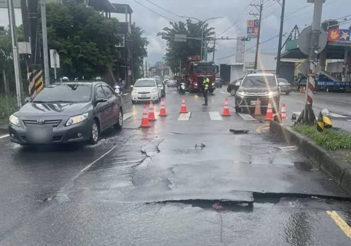大雨致道路变形 芦竹警即刻交通疏导配合养工处抢修
