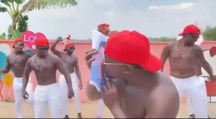 非洲黑人親吻卓榮泰照片。翻攝自不演了新聞台臉書