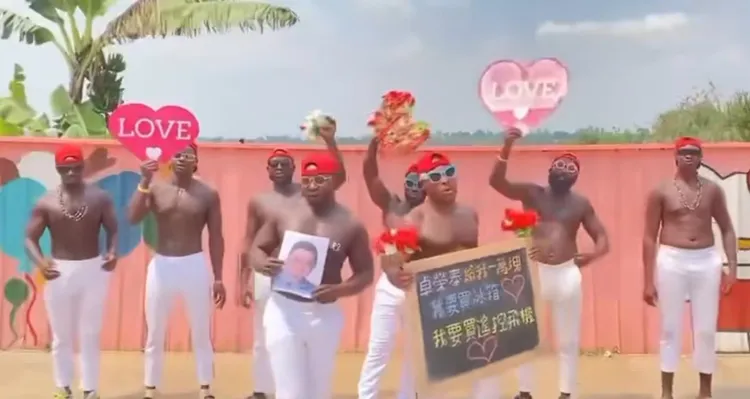 朱凱翔花錢請非洲黑人跳舞，要向卓榮泰討要全民普發一萬元。翻攝自不演了新聞台臉書