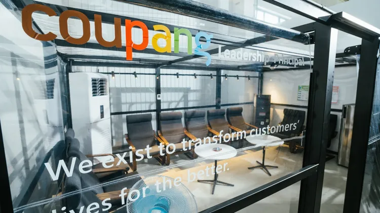 物流中心員工在休息時間可自由使用酷涼專區，適度放鬆後更能提升工作安全。Coupang提供