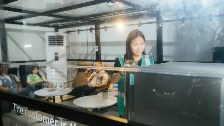 Coupang酷澎物流中心設置「酷涼專區」，並提供冰水、鹽糖電解質錠幫助員工好好休息。Coupang提供