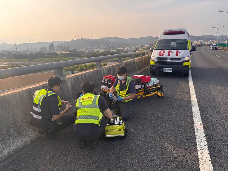 黃男路倒在台74線路肩，警方及救護人員到場救援。民眾提供