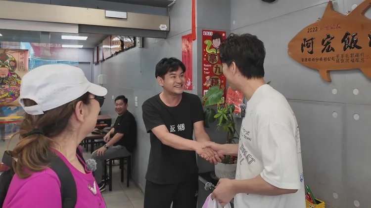 張秀卿與羅時豐突襲台語歌手吳俊宏開的阿宏飯湯。《大牛比較攬》提供