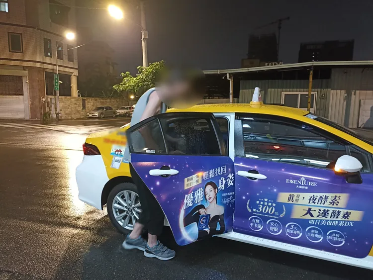 康男錯認公寓，呆站大門口許久才被該棟住戶通報警方協助。翻攝畫面