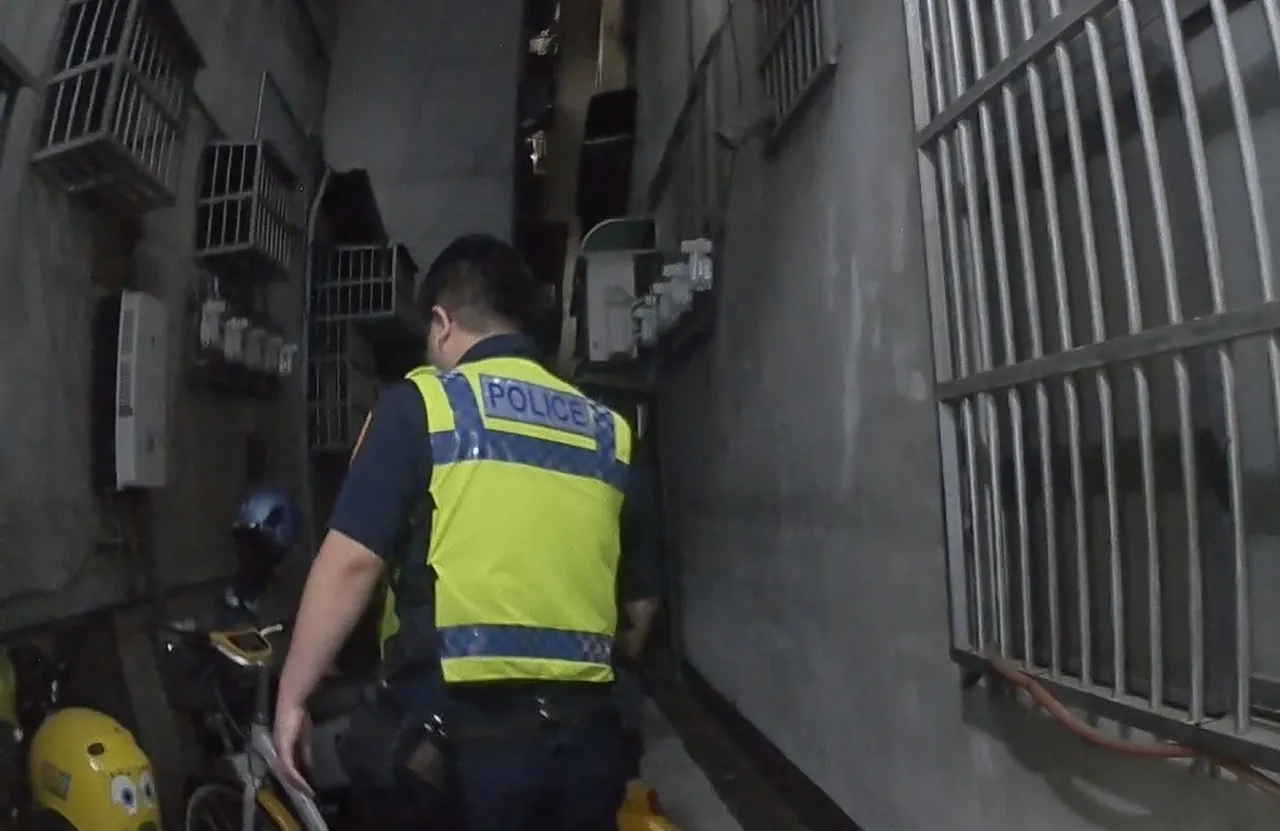 康男错认公寓,呆站大门口许久才被该栋住户通报警方协助。翻摄画面