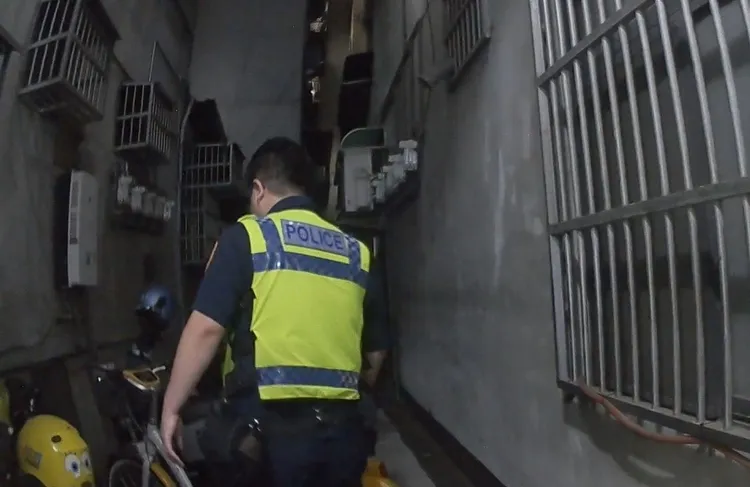 康男錯認公寓，呆站大門口許久才被該棟住戶通報警方協助。翻攝畫面