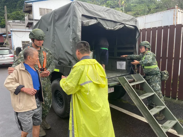 第5作戰區協助新社居民預防性撤離。軍方提供