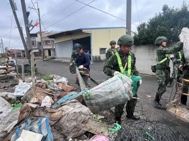 第5作戰區持續支援嘉義縣災後復原工作。軍方提供