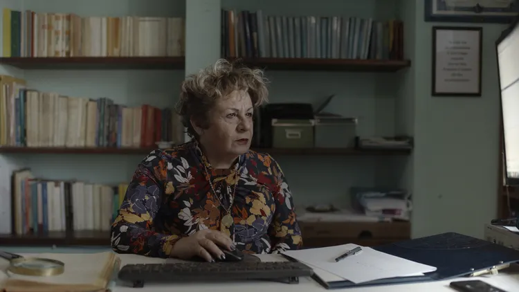 導演鏡頭緊跟著義大利知名占星師盧齊亞娜(如圖)，跟著她一起傾聽來往客戶的煩惱與心願。天馬行空提供