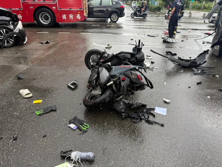 20多歲的男騎士左腳骨折送醫，機車幾乎被撞爛。民眾提供