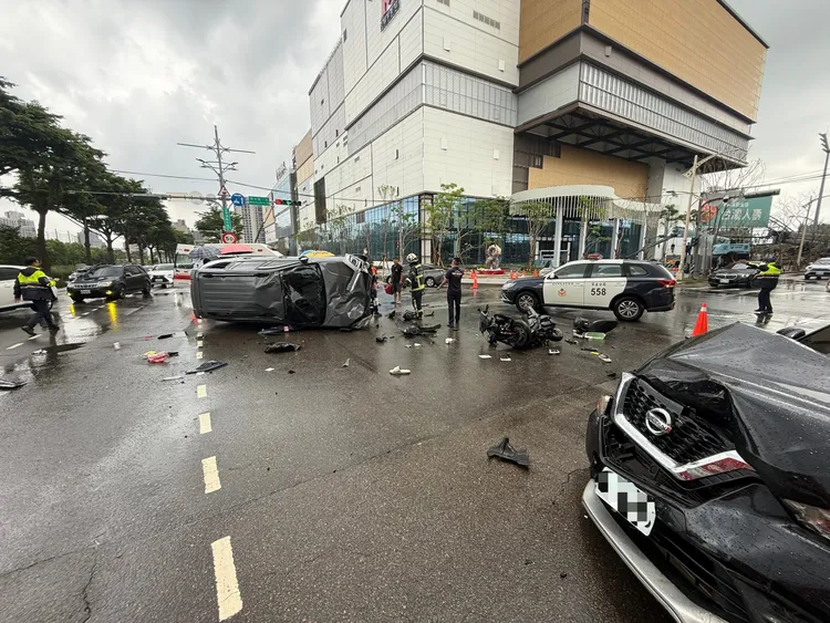 現場共2輛自小客車及1輛機車碰撞。民眾提供