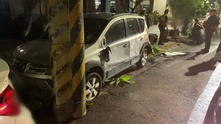 銀色休旅車倒車連續撞擊自小客，隨後逃逸。翻攝畫面