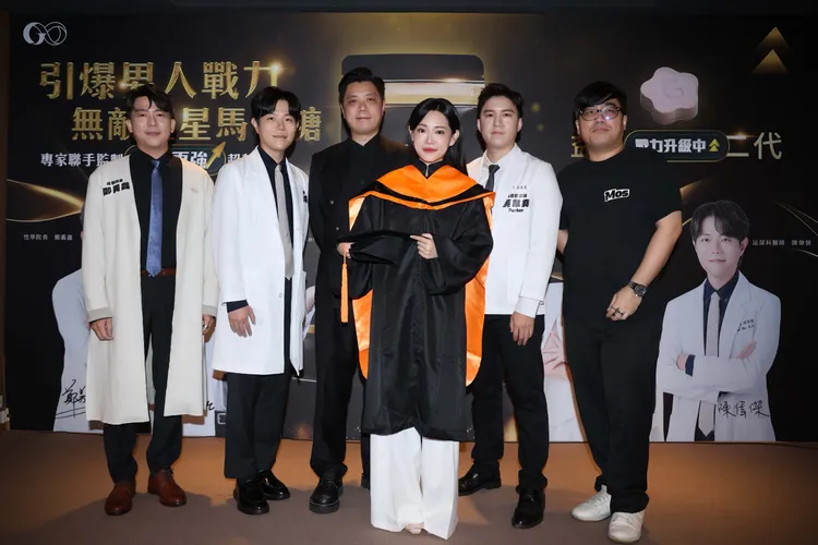 最美創作者「1G老濕」正在攻讀「亞洲唯一」性學研究所，親友祝賀她早日完成碩士學位。品牌提供