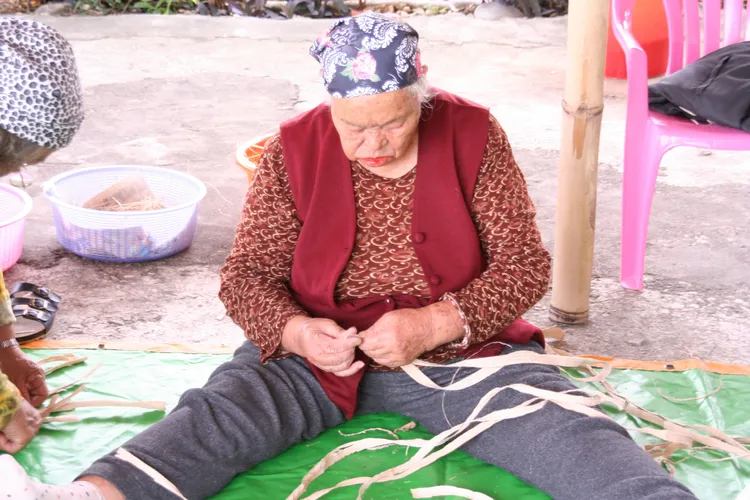 以香蕉纖維進行編織的工藝，在原住民族傳統工藝中具特殊性。文化部提供