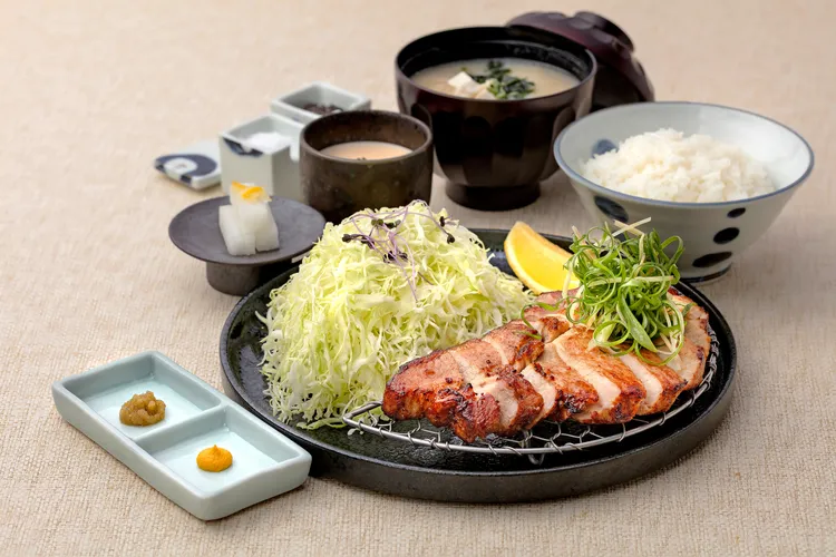 蔥薑燒里肌定食(360元)主打非炸物選擇，使用日本醬油麴製作，豬排風味更顯溫和醇厚，增添鮮美與層次感，與鹹香蔥薑交融，口感鮮爽宜人、風味獨特，每日限量推出。業者提供