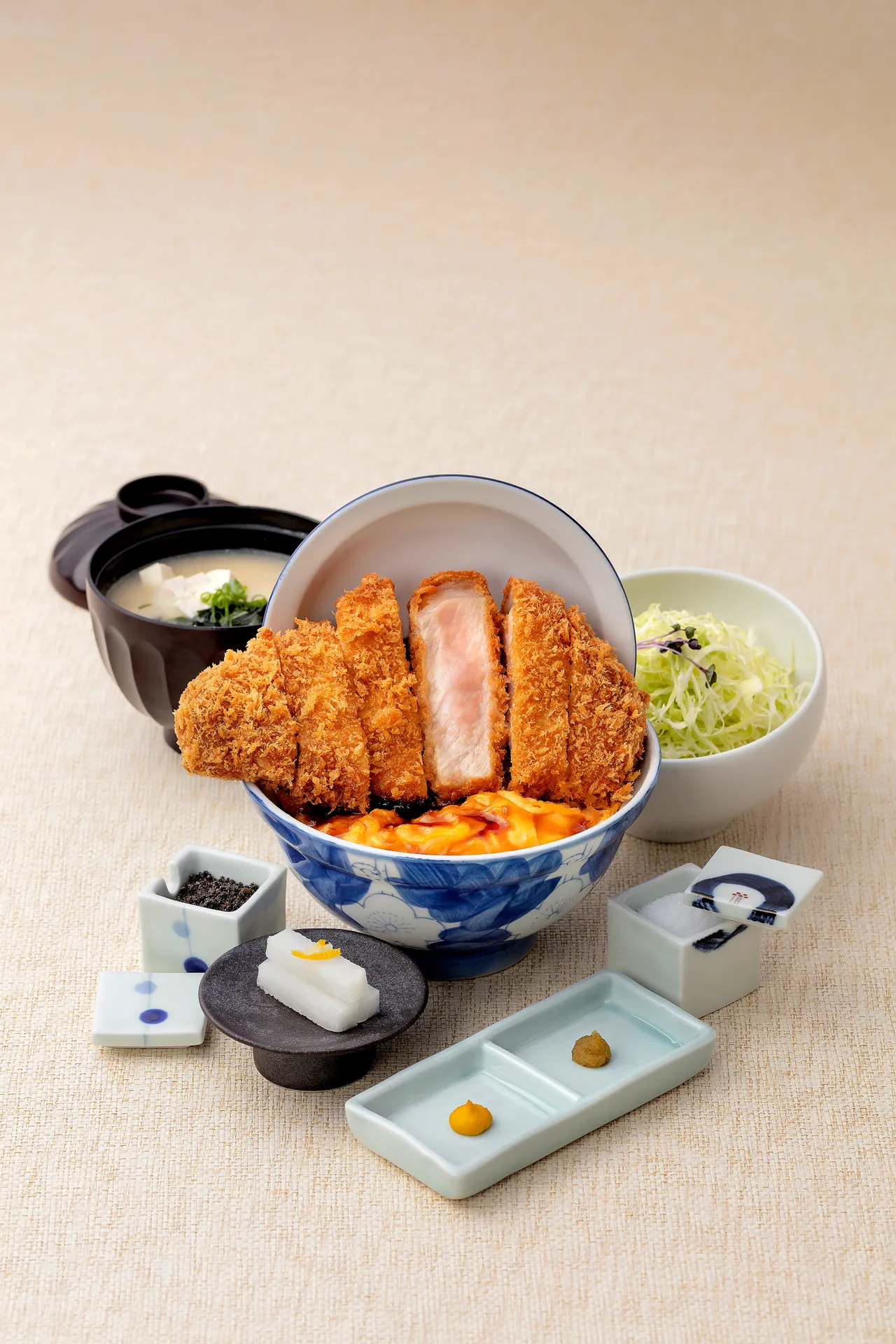 厚切里肌豬排丼飯套餐(430元)嚴選究好豬里肌部位,重達230g厚切豬排現炸酥脆,搭配香甜米飯、滑蛋與秘製醬汁,鹹香滿分、份量十足。7/25至7/27開幕首三日,每日前20名點用享半價優惠。業者提供