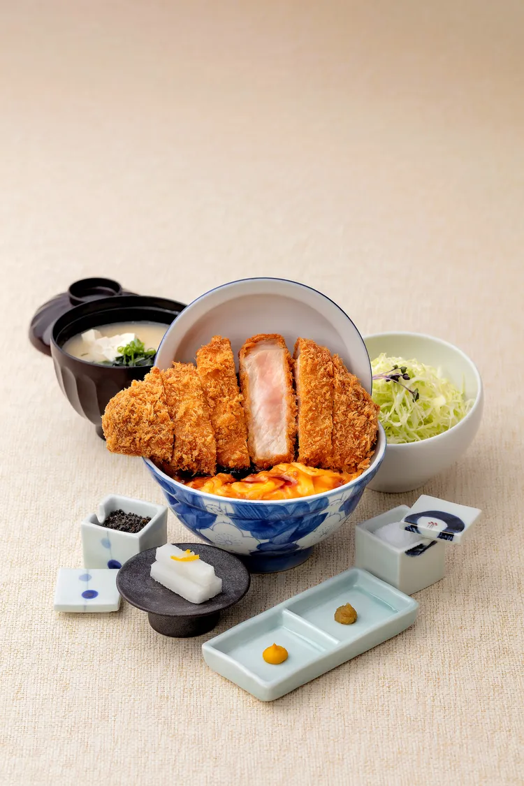 厚切里肌豬排丼飯套餐(430元)嚴選究好豬里肌部位，重達230g厚切豬排現炸酥脆，搭配香甜米飯、滑蛋與秘製醬汁，鹹香滿分、份量十足。7/25至7/27開幕首三日，每日前20名點用享半價優惠。業者提供