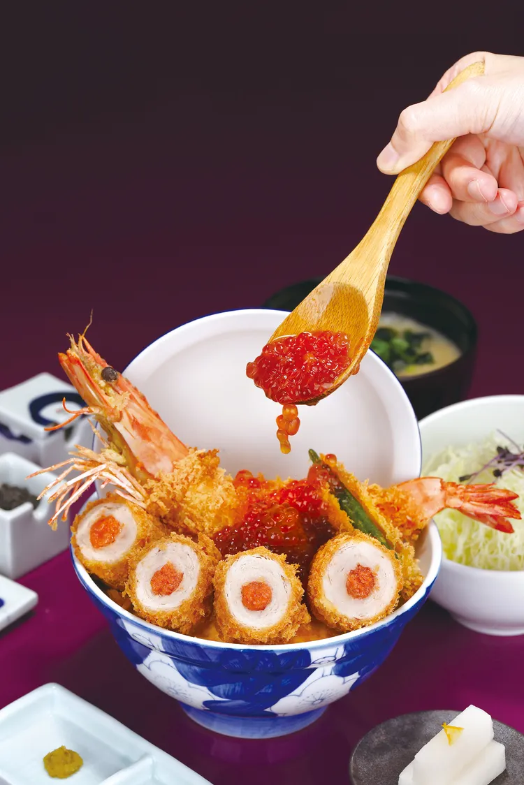 台灣限定海之味盛合豬排丼(450元)，將薄切腰內肉層層堆疊捲入明太子酥炸，外酥內嫩、香辣開胃，再佐以草蝦與鮭魚卵，山海交融、奢華滿點。限量供應至8/31。業者提供
