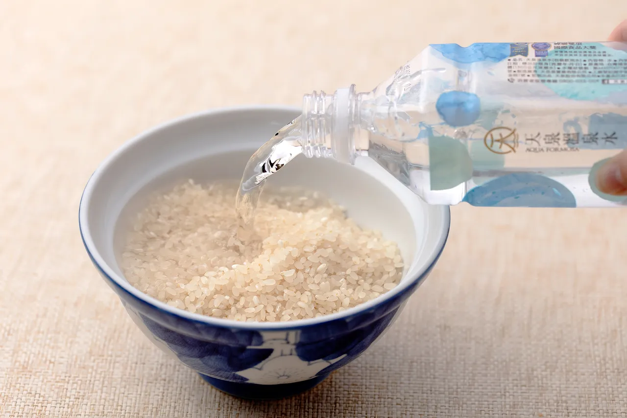 選用台灣第一支溫泉飲用水「天泉溫泉水」為煮米水,來自台灣埔里1千五百公尺下萬年岩層淬練的水源,水質純淨且甘潤,絕佳的口感體驗獲得ITQI獎項的認證。業者提供