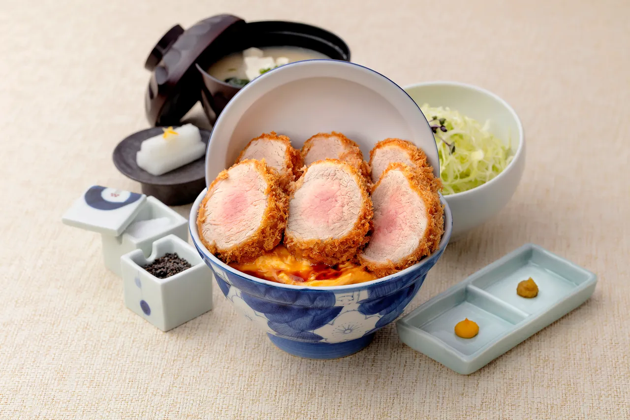 棒腰內豬排丼飯(430元)取自腰內肉最前端的珍稀部位,為最厚腰內部位製作,肉質軟嫩、油脂均勻,數量稀少,每隻豬僅能製作兩份。業者提供