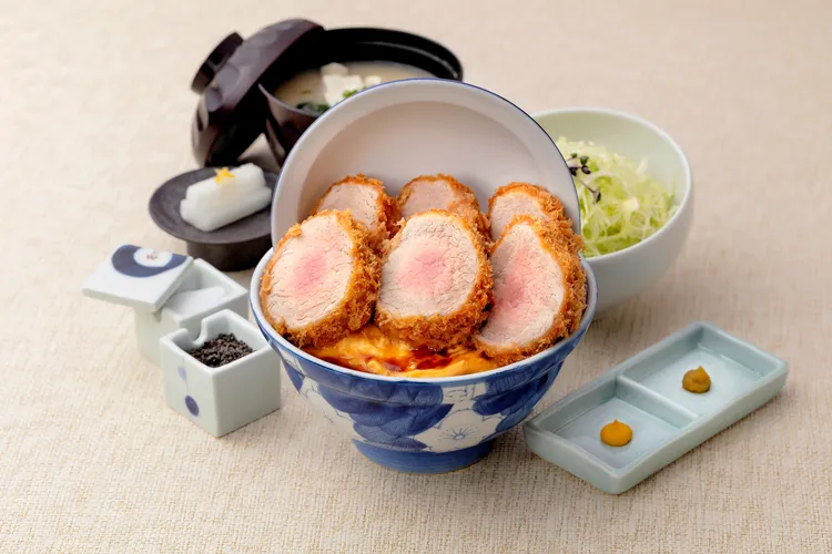 棒腰內豬排丼飯(430元)取自腰內肉最前端的珍稀部位，為最厚腰內部位製作，肉質軟嫩、油脂均勻，數量稀少，每隻豬僅能製作兩份。業者提供