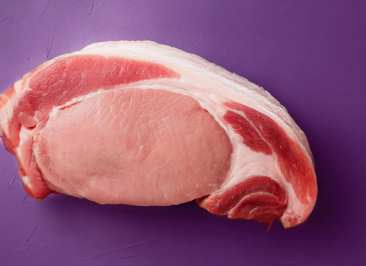 豬肉則是來自究好豬，嚴選養成農場，從飼糧、畜產環境、屠宰等層層把關，豬肉全程冷鏈，從源頭封存好豬肉的自然鮮美。主廚團隊以微真空低溫手法熟成，使其肉質軟嫩甘甜富含水分，提升口感。業者提供