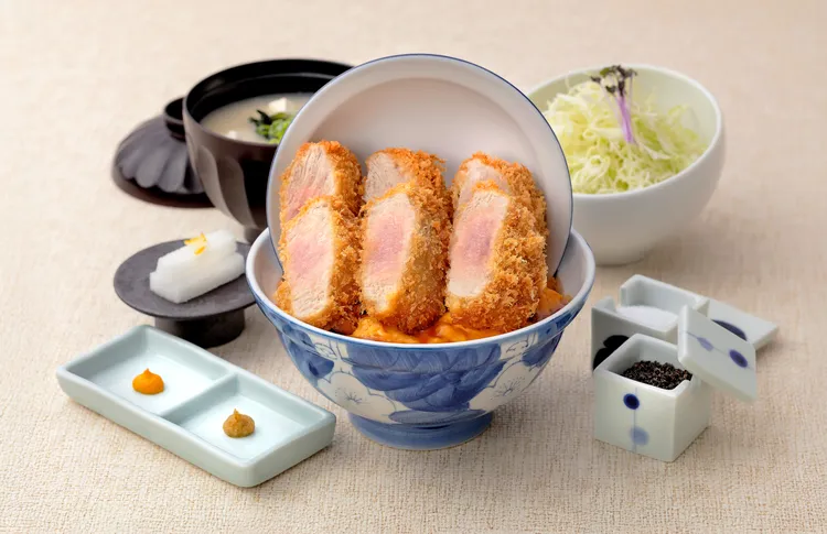 腰內豬排丼飯套餐(330元)選用豬腰內肉，肉質細緻多汁，深受大人小孩喜愛。份量滿足、價格實在，是首次用餐的安心首選。業者提供